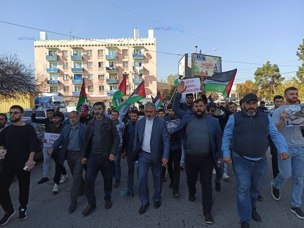 تجمع مسلمانان گرجستان در اعتراض به تداوم جنایات رژیم صهیونیستی علیه مردم غزه
