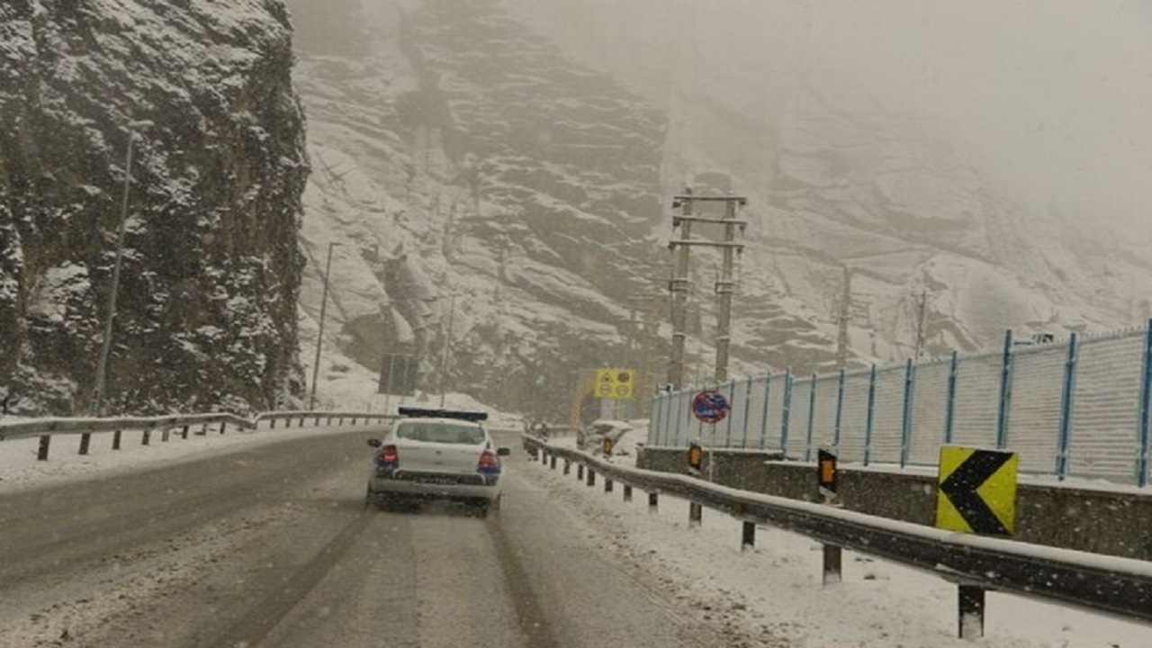 بارش برف و ترافیک سنگین در جاده کرج - چالوس