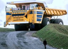 عکس| بزرگترین کامیون جهان، هیولای غول‌پیکر بلاز کنار یک کامیون معمولی