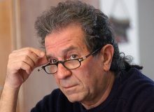 عکس| سال ۱۳۵۱؛ داریوش مهرجویی و یک ژیان، سر صحنه فیلم «پستچی»