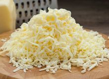 فیلم| با ۲ قلم مواد ساده پنیر پیتزای خانگی درست کنید