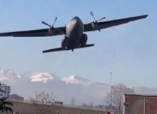 فیلم| لحظات ترسناک عبور هواپیمای نظامی ترکیه از چند متریِ اتوبان