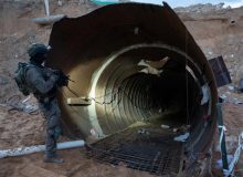 مادر اسیر صهیونیست: ارتش پسرم را با پرتاب گاز سمی به داخل تونلی در غزه کُشت