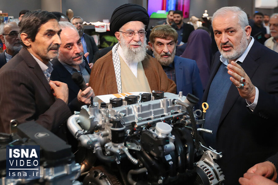 ویدیو/ بازدید رهبر انقلاب از نمایشگاه توانمندی‌های تولید داخلی