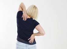 چرا با کهولت سن کمرمان خم می‌شود و شکسته‌تر می‌شویم؛ راه چاره‌ای هست؟