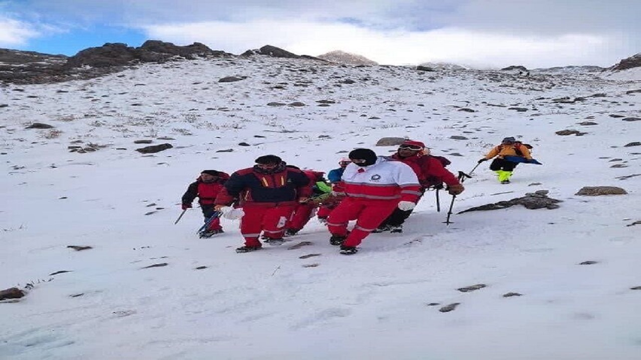 ۱۲۰ مسافر گرفتار در جاده‌های برفی اصفهان اسکان اضطراری یافتند