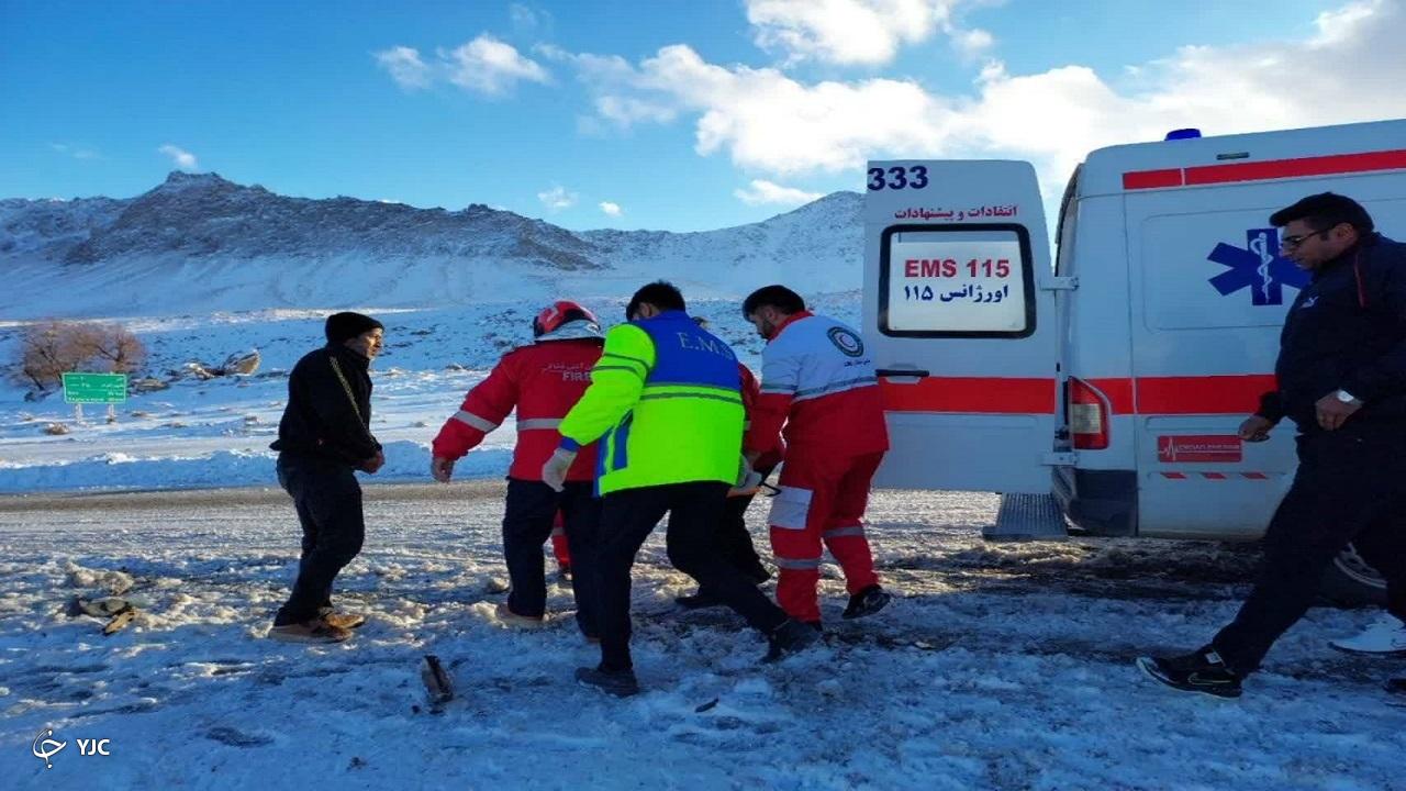 امدادرسانی به دو مصدوم و یک حادثه دیده در محور لارک به شیخ شبان