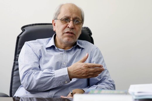 ایران که مادر عزیز همه ماست، در مسیر مرگ تدریجی ست / یک گروه به غارت منابع باقی‌مانده مشغول هستند، گروه دیگری با جهل و تعصب، مسیر رو به مرگ را تسریع می‌کنند / یک‌یک ما، مورد سوال آیندگان قرار خواهیم گرفت / آخر چطور ممکن است کشوری تا این اندازه ثروتمند، این‌گونه فقیر باشد؟