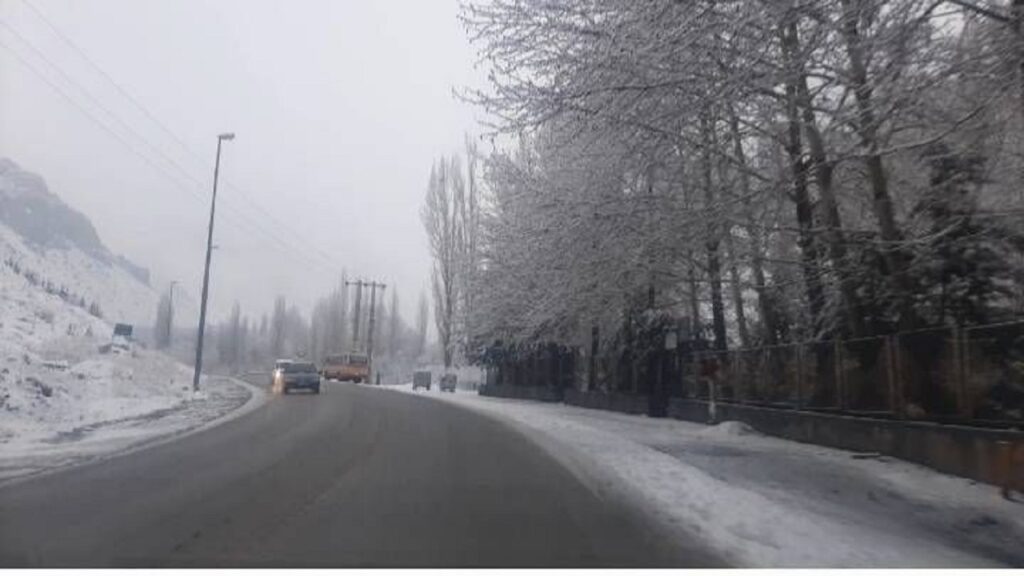 تردد در محورهای بالا طالقان با زنجیر چرخ امکانپذیر است تردد در محورهای بالا طالقان با زنجیر چرخ امکانپذیر است