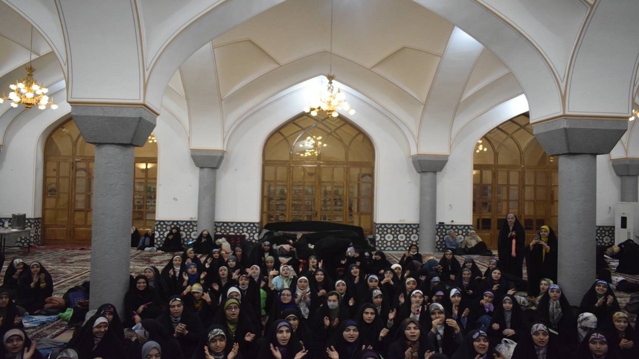 حضور دختران دهه هشتادی اصفهان در مراسم شب نیمه شعبان