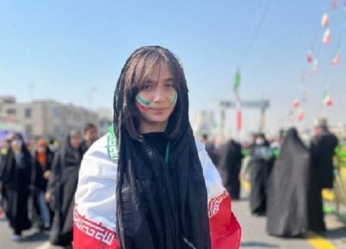 روزنامه اصولگرای جوان: شیوه برخورد با خانم‌ها و دخترانی با حجاب شل در راهپیمایی ۲۲ بهمن، «استاندارد دوگانه» نیست؛ دقیقاً «استاندارد یگانه» و منطبق بر سیره و نگاه اهل بیت است / ما این افراد را متدین، انقلابی و در مسیر حق می‌بینیم با مقادیری اشتباه و خطا / دخترانی که با وضع فجیع در پارتی شبانه دستگیر می‌شوند با این دخترانی که ممکن است حجاب کامل شرعی نداشته باشند، فرق می‌کنند