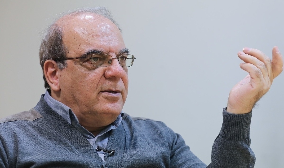 عباس عبدی: در دوران خاتمی فساد در کشور افت کرد چون روزنامه‌ها و رسانه‌های آزاد بالای سر مسئولین بودند