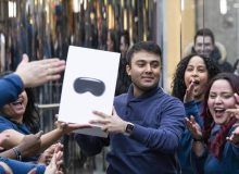 فیلم| اولین خریدار عینک هوشمند ویژن‌پرو در میان تشویق حاضران بدرقه شد