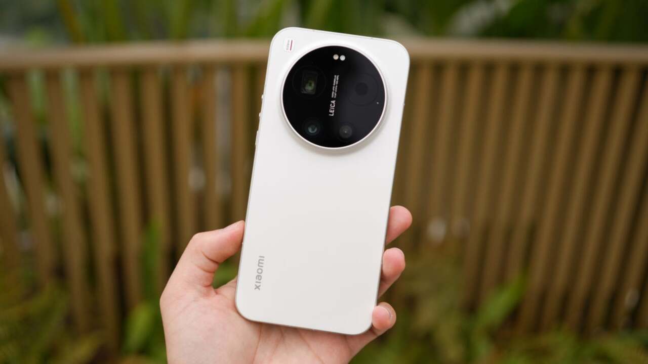 تصاویر واقعی شیائومی ۱۷ اولترا نشان می‌دهند که این گوشی پرچمدار تا چه اندازه خیره‌کننده است - دیجینوی