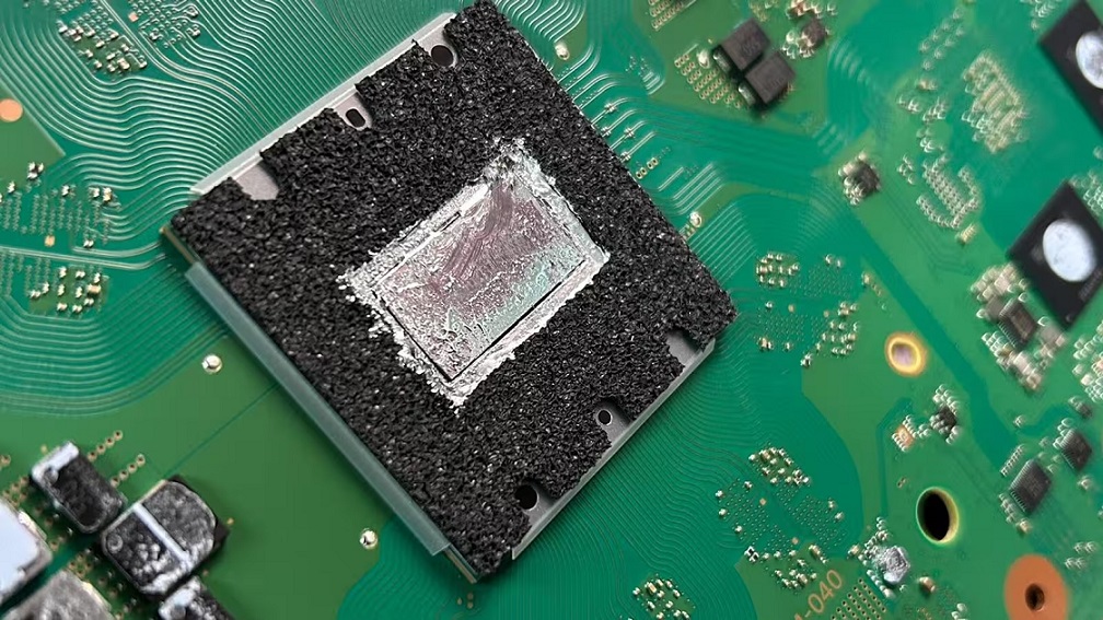 همه کنسولهای PS5 در آینده نیاز به تعمیر دارند به خاطر کاهش کیفیت فلز مایع، کارشناس میگوید چطور فلز مایع PS5 Slim خود را تعویض کنیم؟ - لینک ۳۶۵