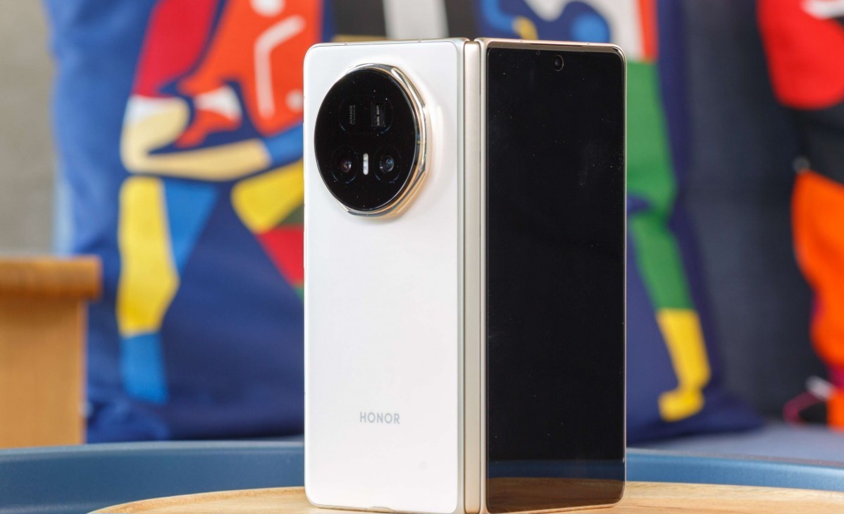 آنر برای رقابت با سامسونگ و اپل یک گوشی تاشوی عریض معرفی می‌کند - دیجینوی