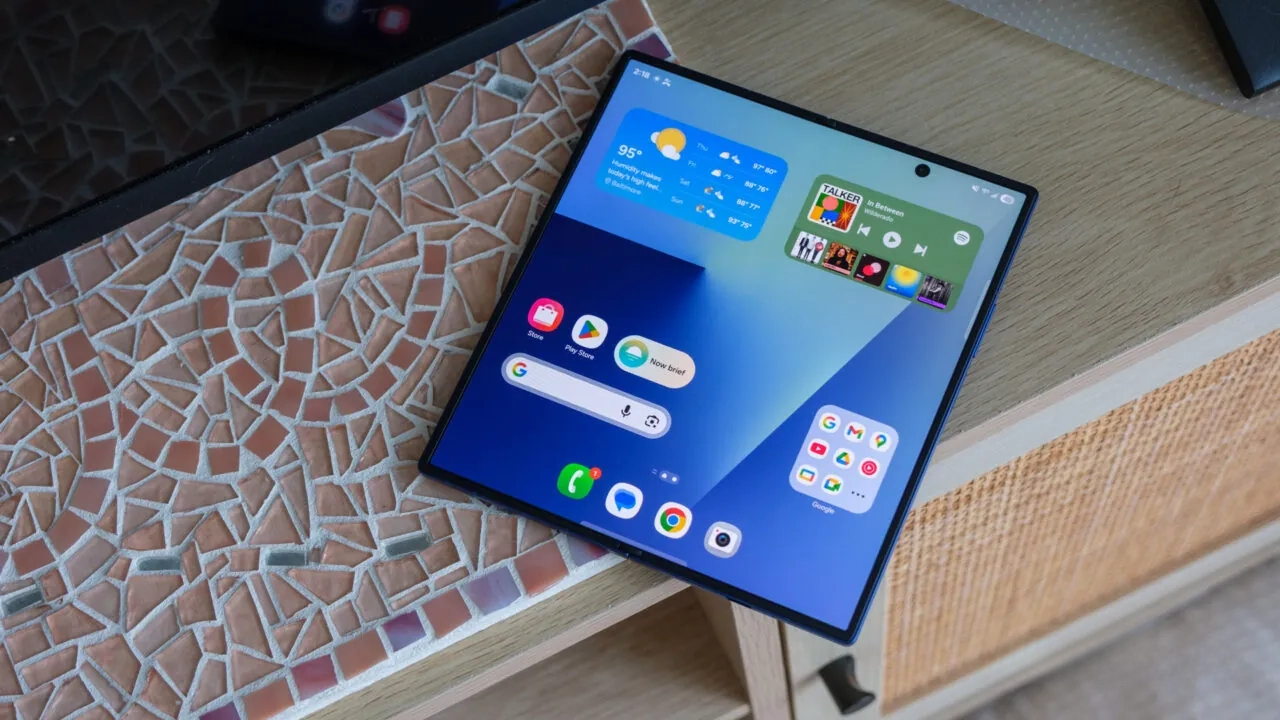 برگ برنده اپل در رقابت با سامسونگ؛ آیفون فولد با باتری بزرگ‌تر از گلکسی زد فولد ۷ در راه است - دیجینوی