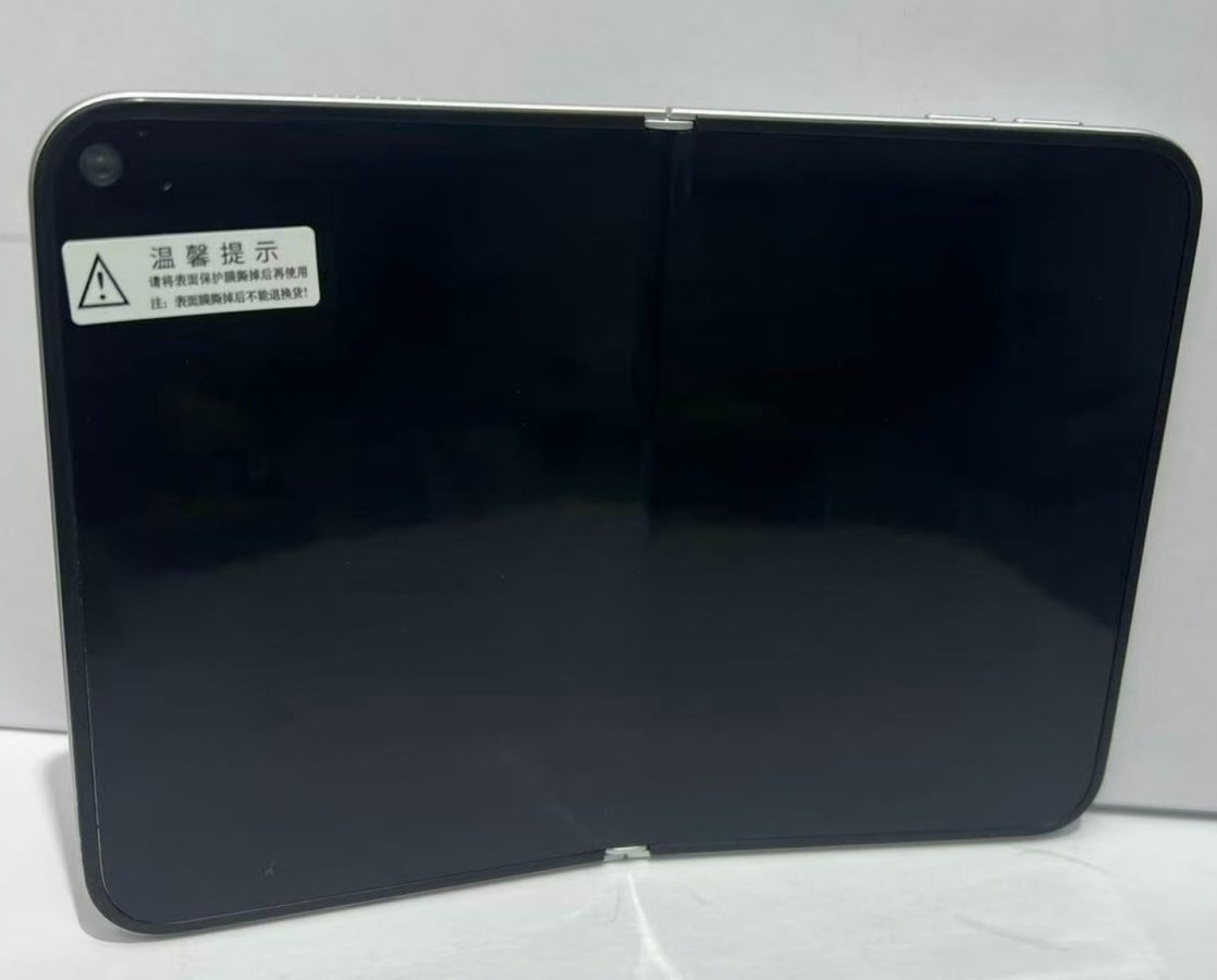 1000041318 Glossy black rectangular tablet/monitor with rounded corners and a white warning label in Chinese on the top-left corner