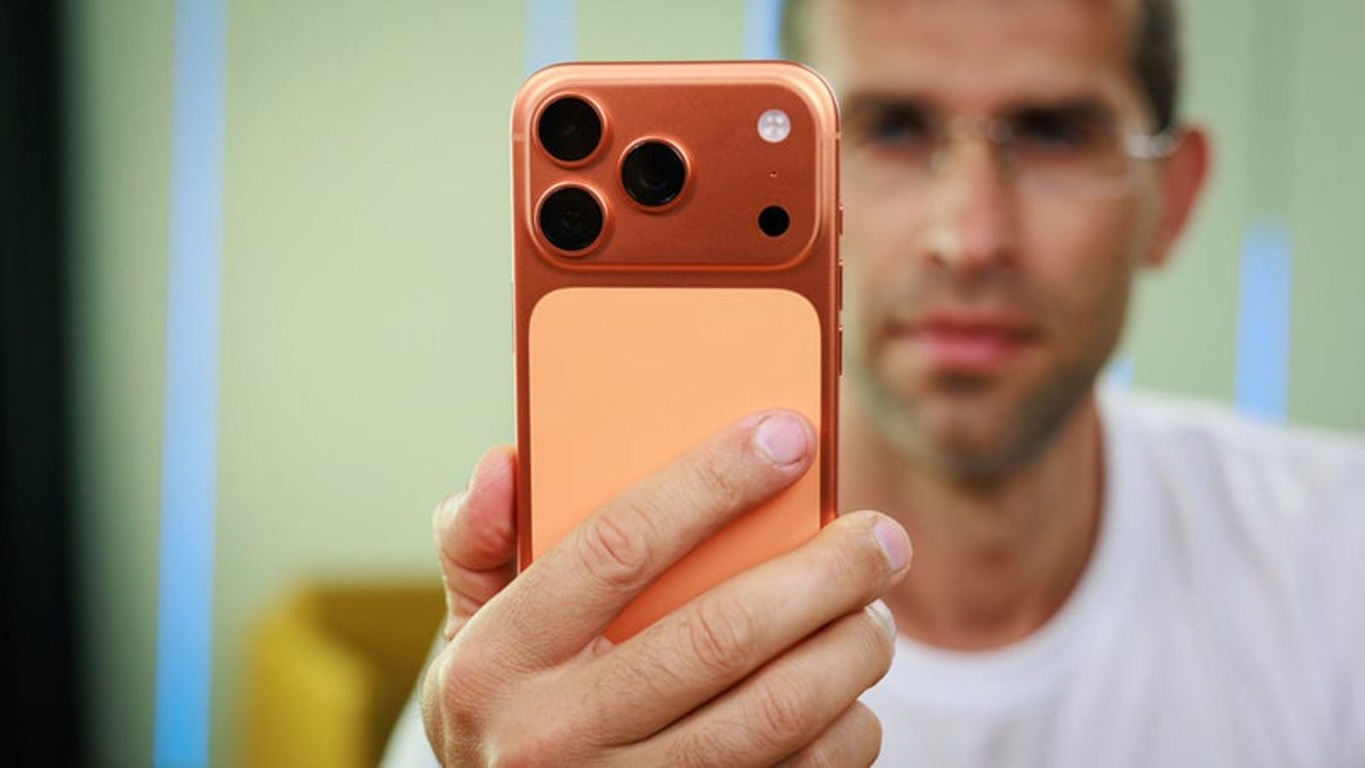 ماجرای باورنکردنی گوشی iPhone 17 Pro که از پنجره هواپیما به بیرون پرتاب شد