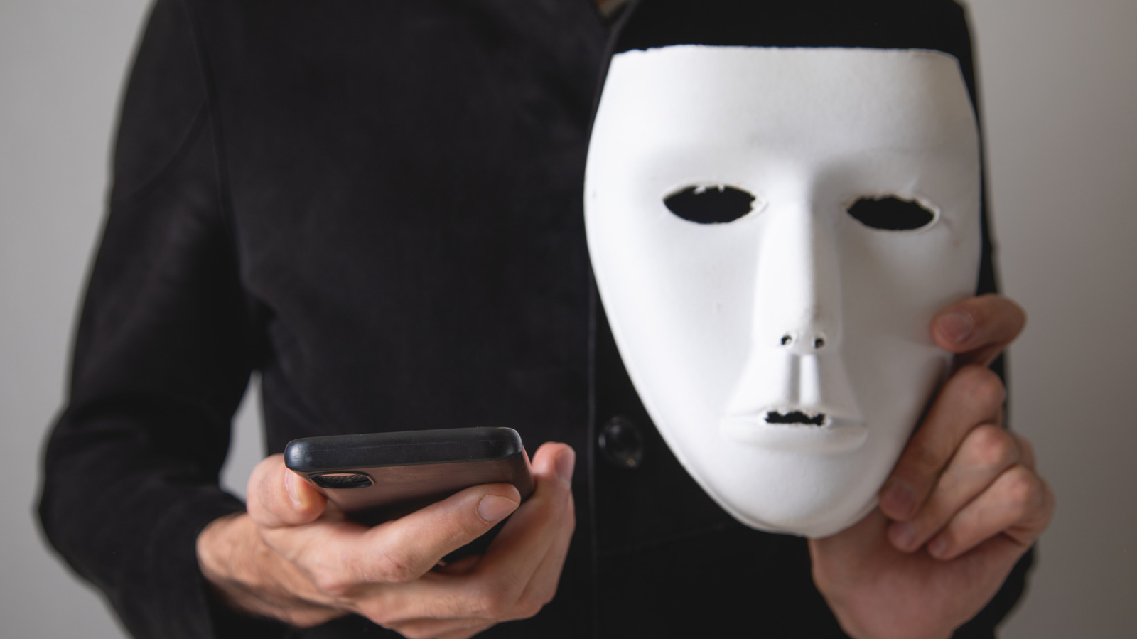 چگونه یک اپلیکیشن را در آیفون یا آیپد مخفی و دوباره ظاهر کنیم؟