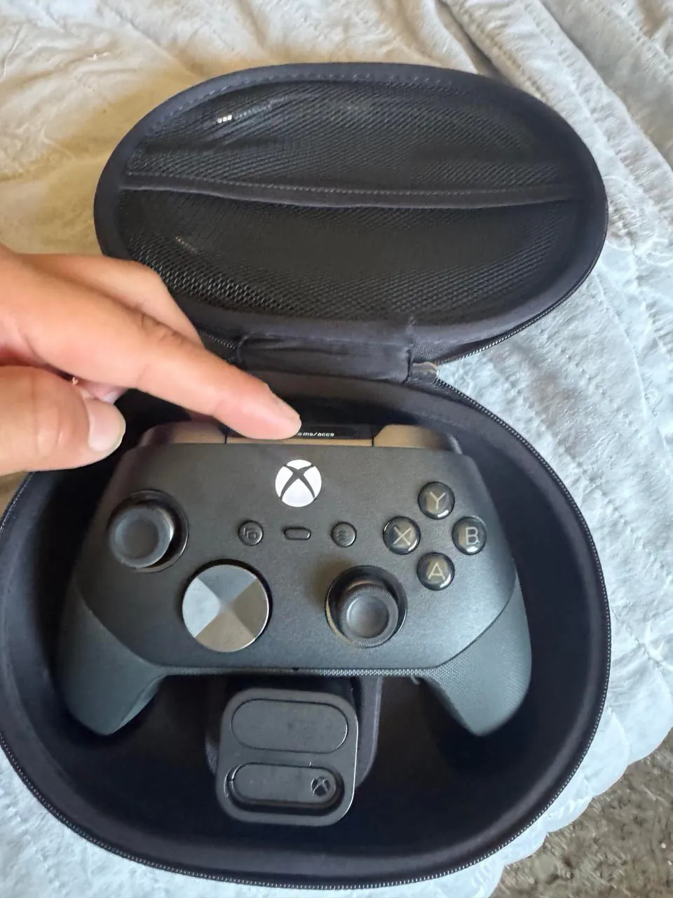 تصاویر فاش‌شده تأیید می‌کنند: دسته جدید Xbox Elite Series 3 از یک صفحه‌نمایش کوچک بهره می‌برد | لینک ۳۶۵