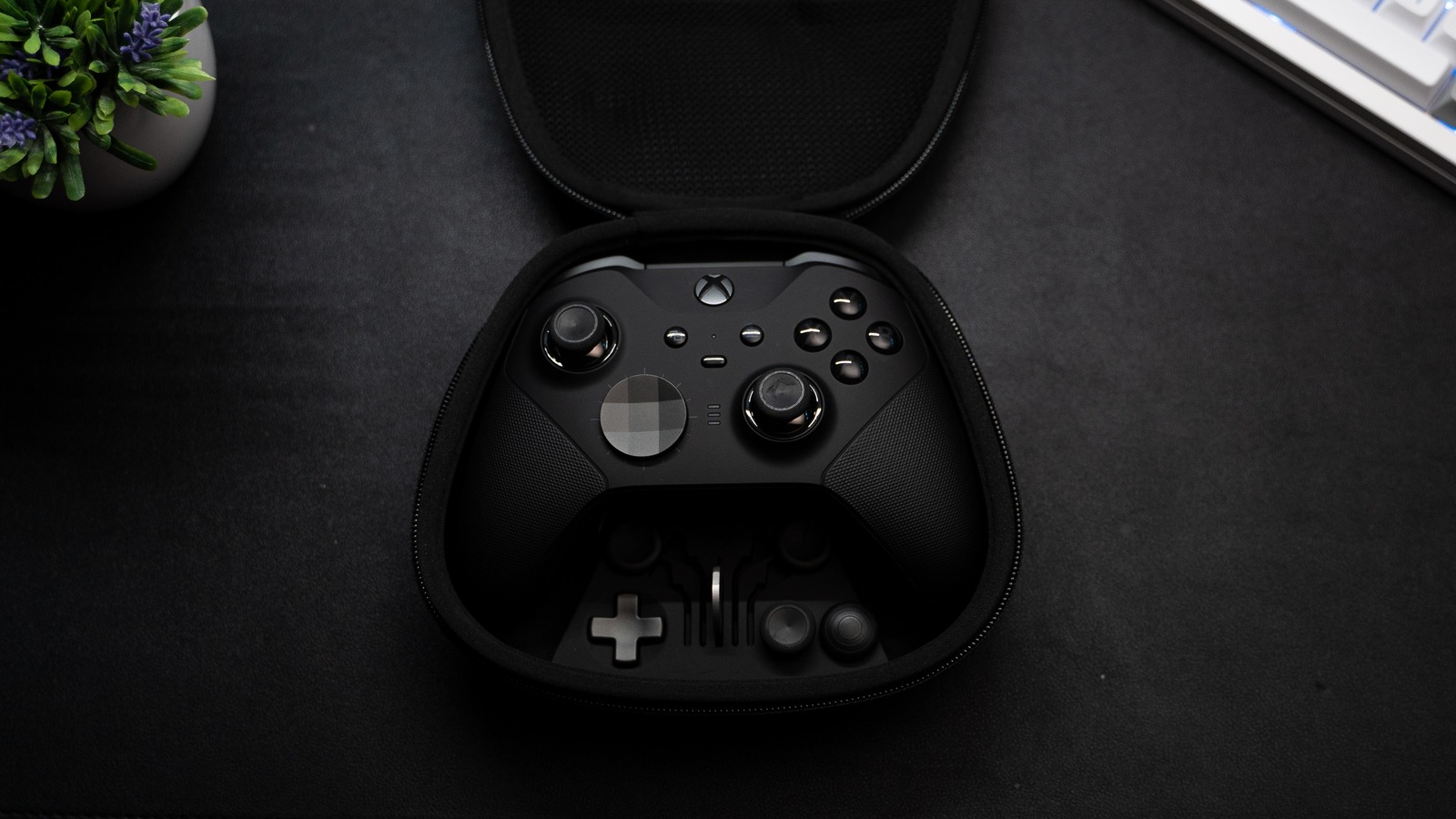تصاویر فاش‌شده تأیید می‌کنند: دسته جدید Xbox Elite Series 3 از یک صفحه‌نمایش کوچک بهره می‌برد