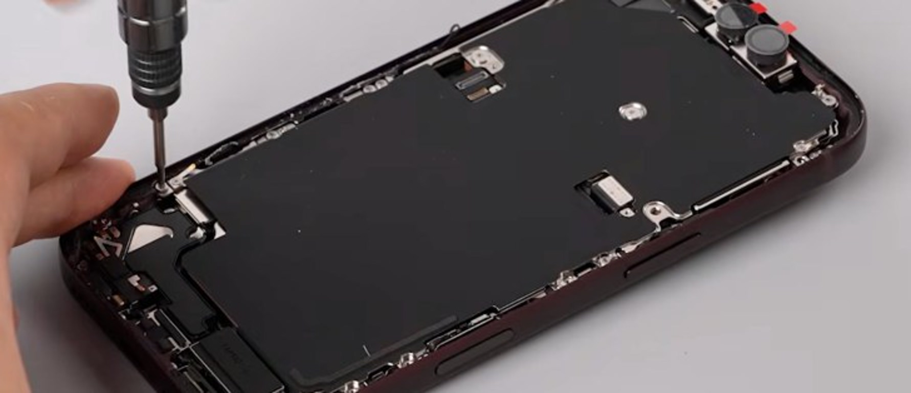 تماشا کنید: اولین ویدیوی کالبدشکافی iPhone 18 Pro منتشر شد