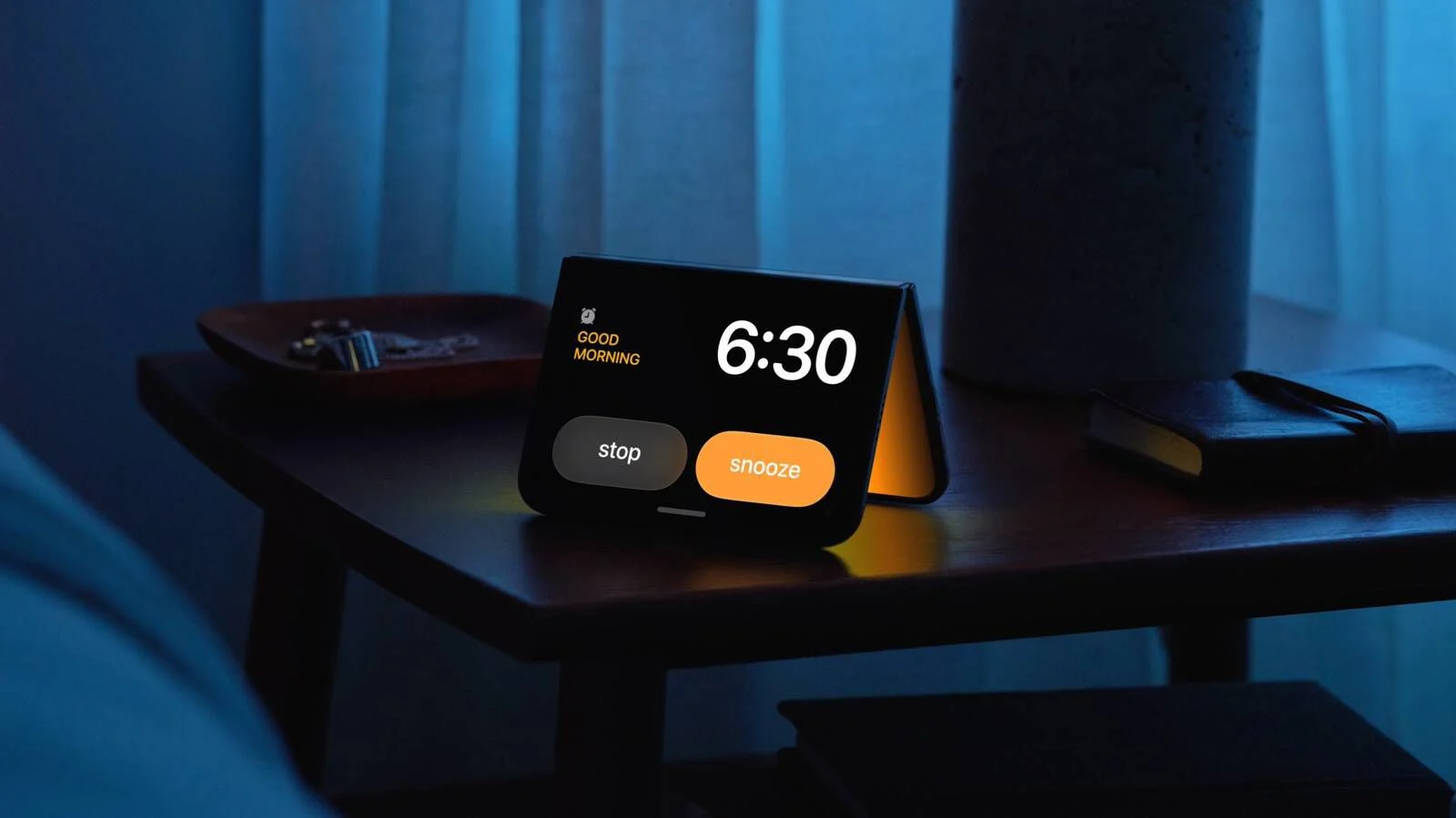 iphone-duo-nightstand نخستین گوشی تاشوی اپل با نام iPhone Duo معرفی شد | لینک ۳۶۵