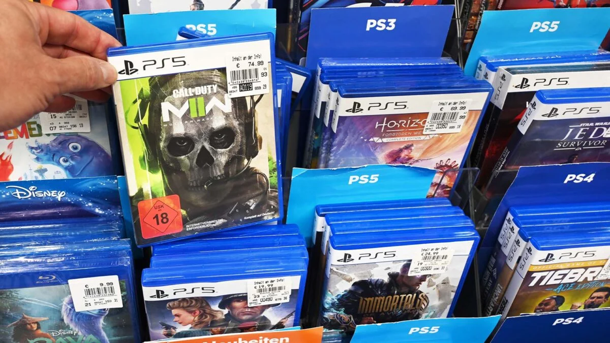 Ps5 Game Cases on a Store Rack Including Call of Duty Modern Warfare and Horizon Forbidden West