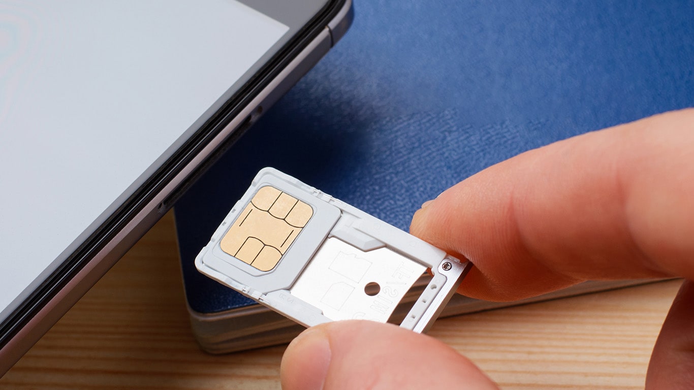 برای تعویض سیمکارت لازم نیست گوشی را خاموش کنید، اما بهتر است این کار را انجام دهید