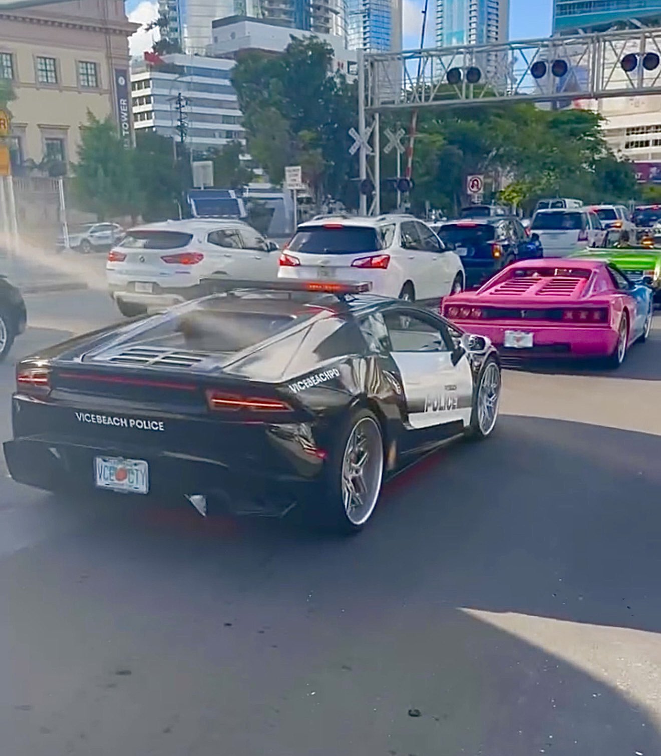 تماشا کنید: تبلیغ دیوانه‌وار GTA 6 در خیابان‌های میامی با سوپرکارها | لینک ۳۶۵